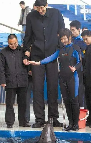 中国巨人鲍喜顺,比姚明还高10公分,小28岁娇妻直言压力大