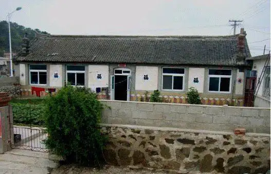 早年富有人家的五间大瓦房遗存明间以称为正地或叫外地,设锅灶,北墙开