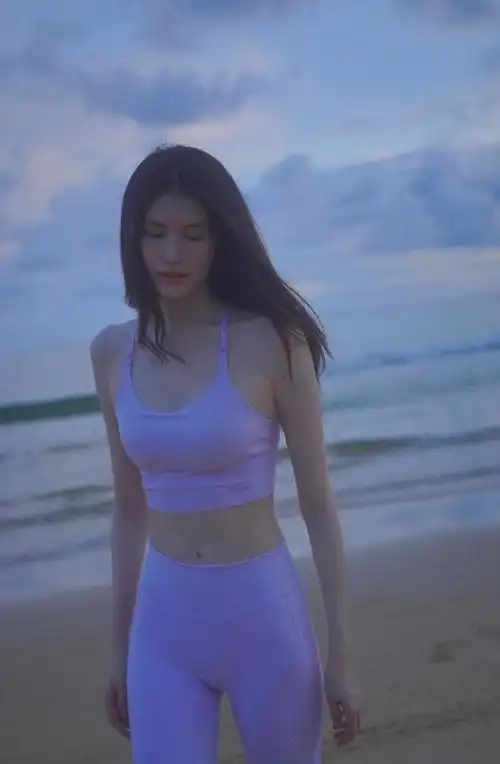 维密超模何穗被晒健身写真从晨光熹微到夕阳西下都见健美身材