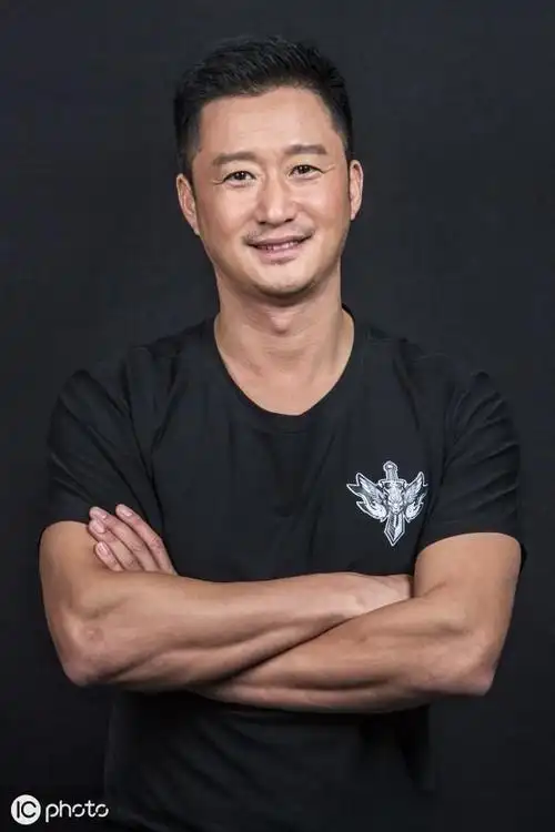 吴京偷偷捐款300万低调做公益硬汉有一颗温柔的心