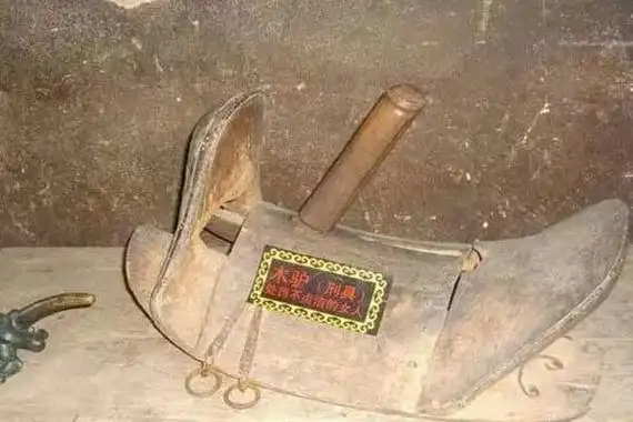 但情趣玩具也不是骑木马的原身,这个道具在古代其实是惩治罪犯的刑罚