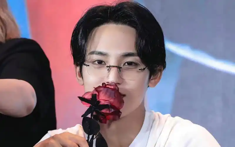 当金珉奎看到带头纱的徐明浩