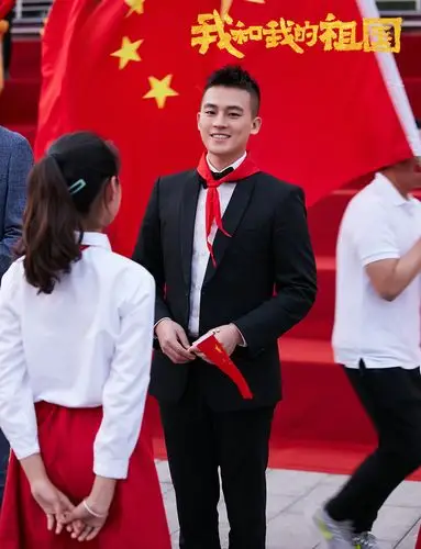 欧豪《我和我的祖国》佩戴红领巾---复件