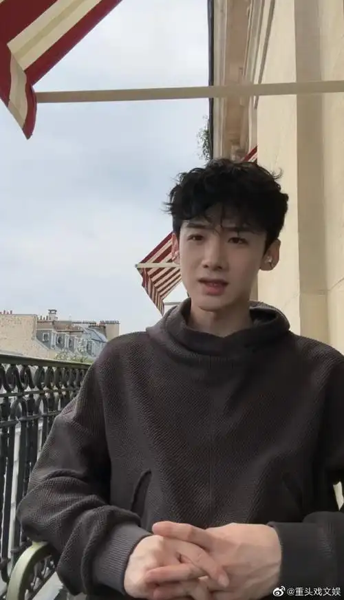 白敬亭脸颊比心##白敬亭卷毛刘海