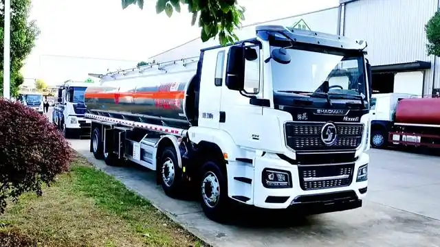 陕汽德龙新m3000前四后八铝合金油罐车