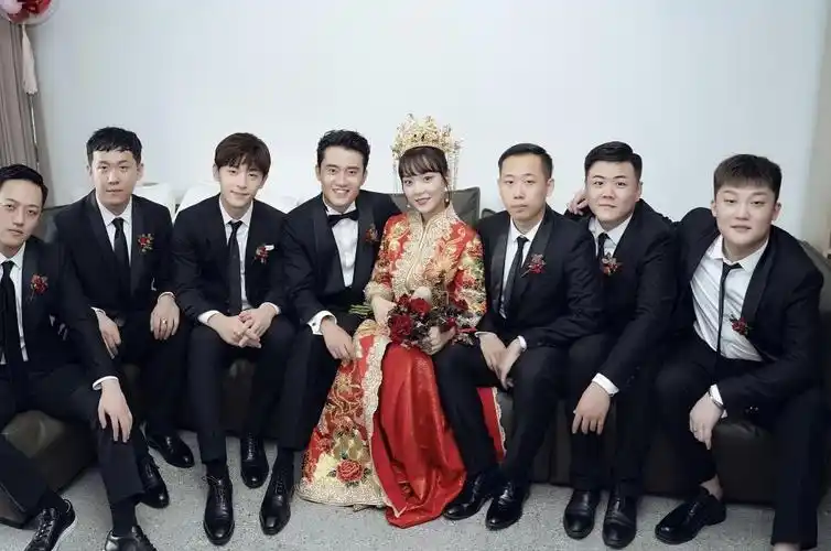 邓伦当伴郎高清照曝光婚礼上哭成泪人拿纸巾擦眼泪变小哭包