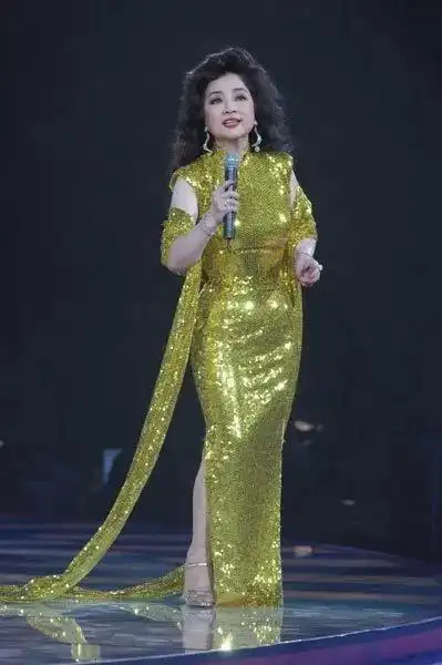 徐小凤,几张美照