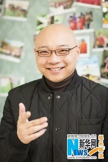 光头主持人王凯公益大片曝光笑容温暖表情逗趣