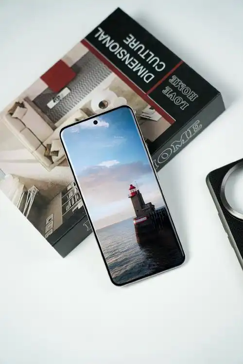 手感真的好很多正面还是四边等宽的微曲面,相机配置直接给你堆到最顶