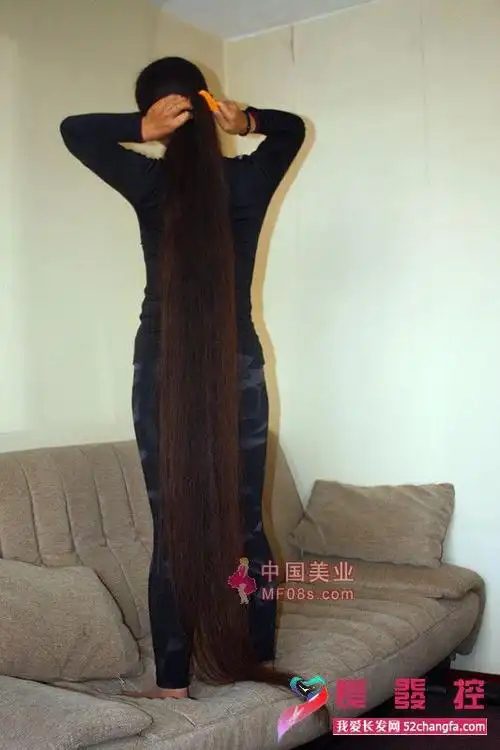 陕西超级长发女,从事汽车销售工作,身材好,头发超长.分层剪下1.