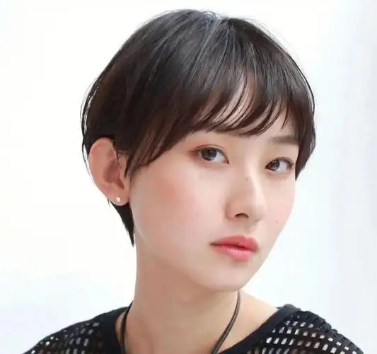 时尚感短发  短发一直都是潮流的经典,今天要为大家推荐的是短发发型