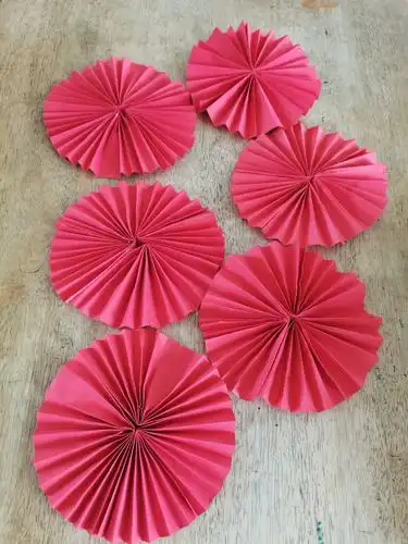 "老师,老师!你做的圆形花好漂亮啊!你快点教我们吧