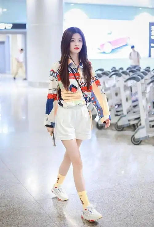 林思意穿彩色印花衬衫配白色短裤秀白皙美腿 笑容灿烂星范十足