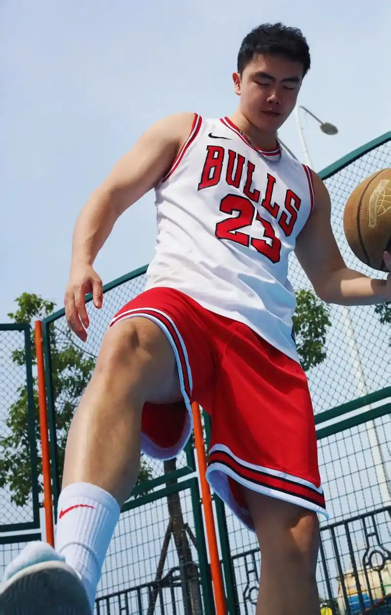 你最想给球场上的谁送水#艺术生 #痞帅 #男生穿搭 #打篮球 - 抖音