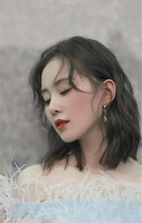 "锁骨毛"早已不合时宜今年流行"披肩发",八成女生适合