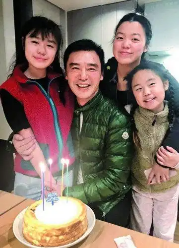 钟镇涛带宝贝女儿受访对镜头亲亲 支持女儿入行