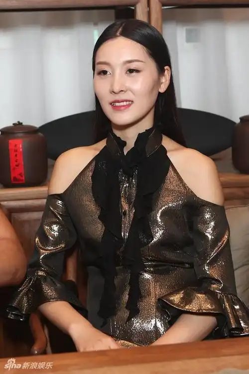 20           新浪娱乐讯 日前,一组小兵张嘎娇妻郭珊珊私照曝光