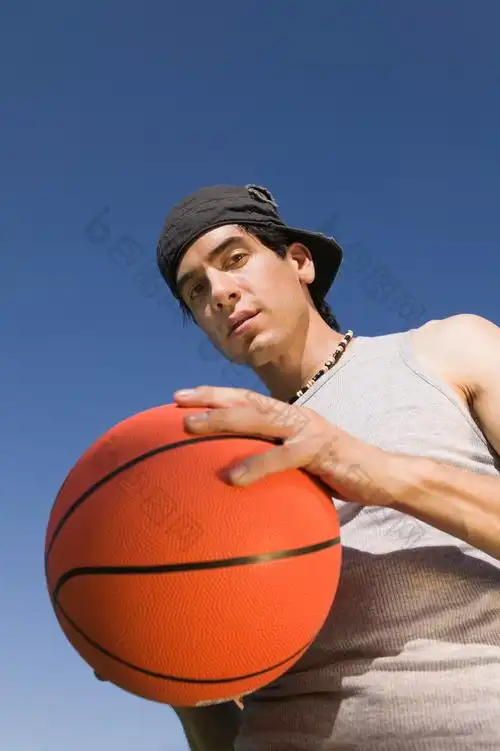 蓝色调打篮球的男人摄影图