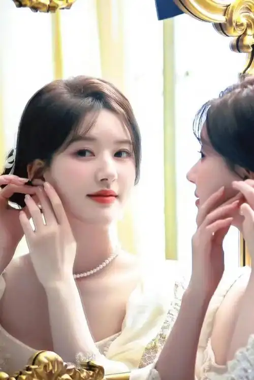 白鹿的樱桃红美甲,赵露思的珍珠粉美甲,李沁的气质裸色美甲,迪丽热巴