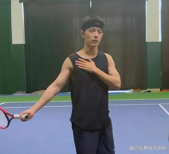 从一个小胖子到一个硬朗男明星,他的肌肉是姜文都"爱不释手"的存在.