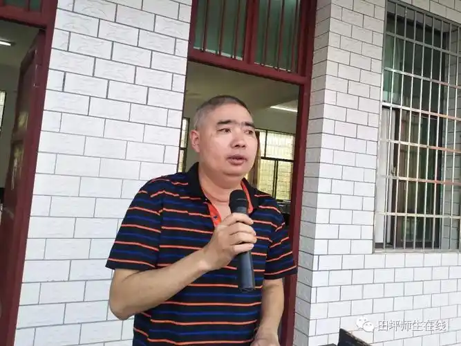 该校副校长王贡伟在典礼上作了重要讲话,向全校师生