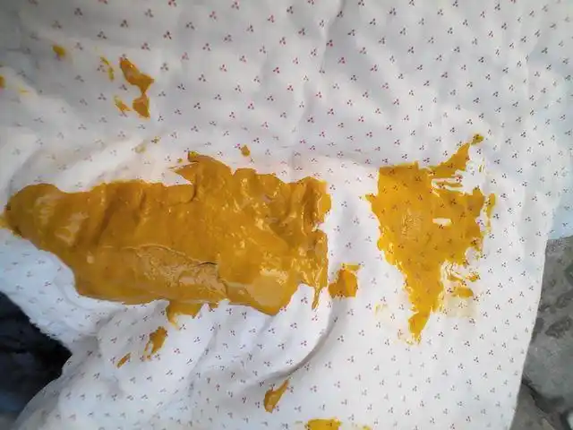 宝宝八九天没拉大便了,今天拉出来的是金黄色很粘稠的,这是便秘吗?