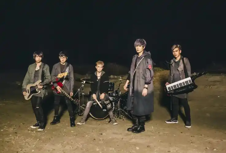 求八三夭乐团新专辑《生存指南》的这张宣传照高清图