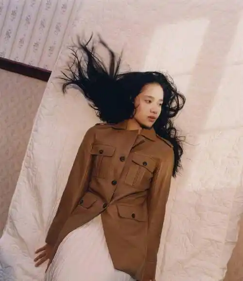 90后小花张婧仪拍复古大片时尚清纯尽显少女气息表现力十足