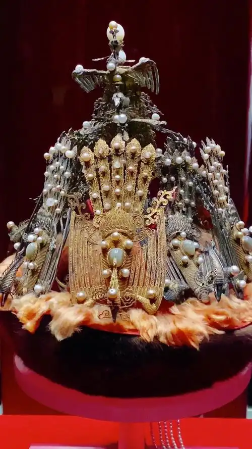 清代貂皮嵌宝石皇后冬朝冠