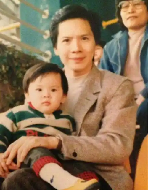 的非常可爱,这样看,cora还是随向佐多一些,对比下向佐小时候的照片