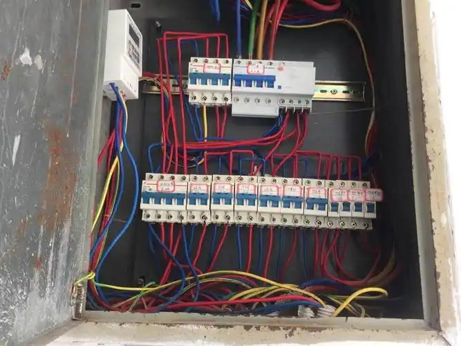 2.办公大楼配电箱接线不规范 ,abc三相色标不清,进线孔未封堵