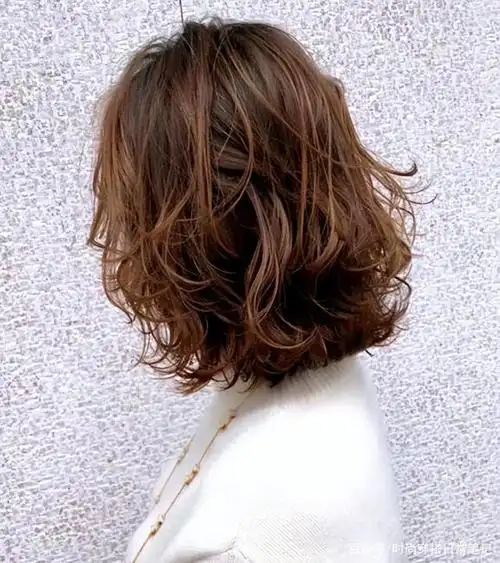 中年女人烫发时,3不烫3烫要记住,减龄又特别时尚