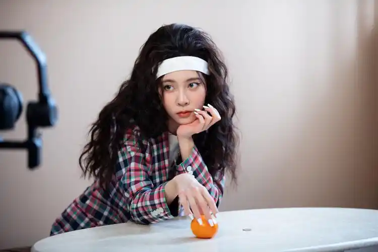 宋妍霏化身辣妹的羊毛卷搭配白色发带造型复古又灵动时尚感十足