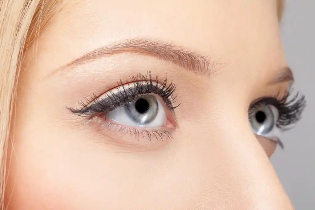 区的眼妆,年轻女子的眼部特写肖像弥补