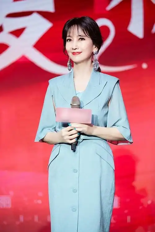 冻龄美女赵雅芝真是被时光优待身穿蓝色长裙优雅又端庄