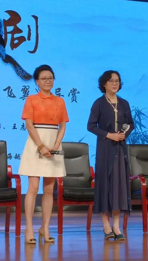 右上海越剧院院长徐派传人钱惠丽,影片中饰演李商隐.