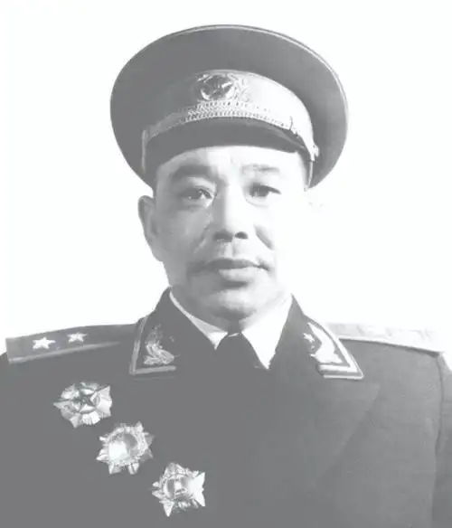 他是贺龙的外甥女婿官至副国级离休两大军区拿钱拿地给他盖房