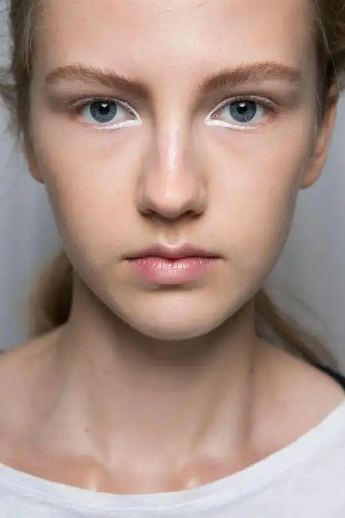 画眼线是化妆中非常重要的一步,它可以让眼睛更加有神和深邃,同时也