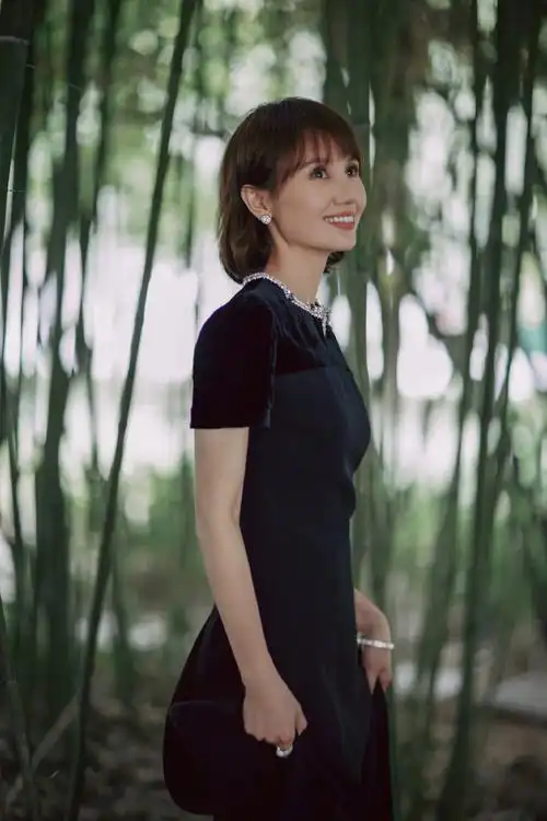 简介:袁泉修身礼裙优雅写真图片,分享一组袁泉图片给大家,图中的明星