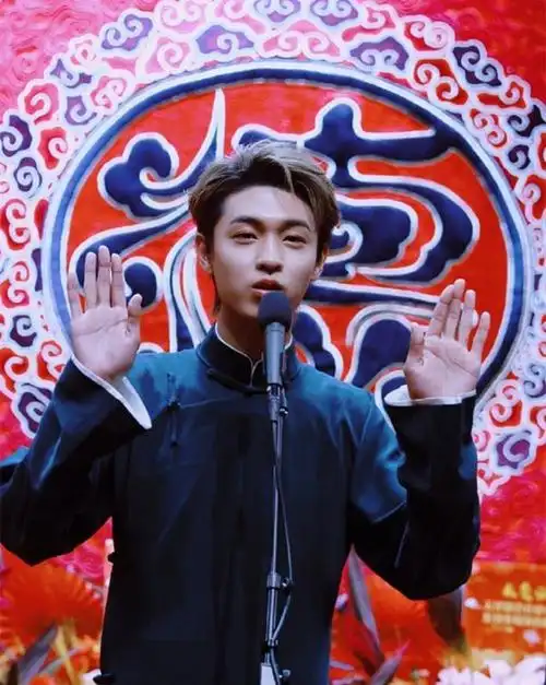 德云社秦霄贤拄拐出行,身后跟着轮椅,网友:老秦的面子守住了-大巴黎网