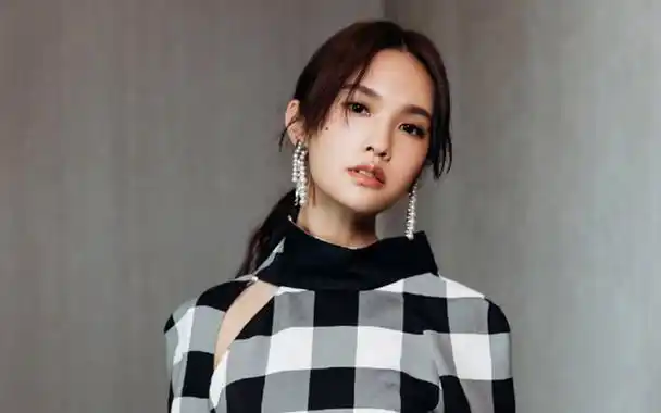 年近40的杨丞琳,依旧自带少女感,身穿一套牛仔套装又美又飒