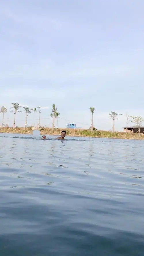 农村孩子游泳的好地方9399