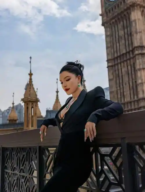 江映蓉澳门活动亮相,"黑壮美"欣赏不来,"开胸"西服让人咂舌_风格_身材