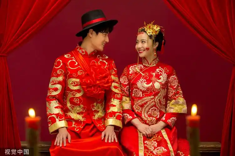 首先,中国婚礼讲究现代和传统的结合,新娘至少有中式的秀禾服和西式的
