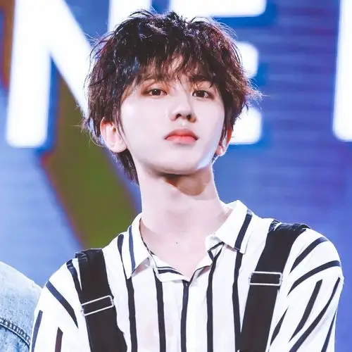 蔡徐坤壁纸 他就应该在舞台上发光发热