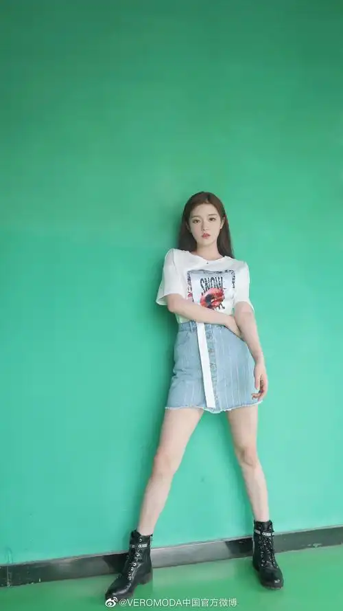 嘻嘻,发一下张楚寒妹妹最近拍的电子刊杂志