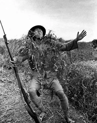 甚至将自己代入电视剧,被敌人的子弹打中后,仍然能够端着机关枪,对准