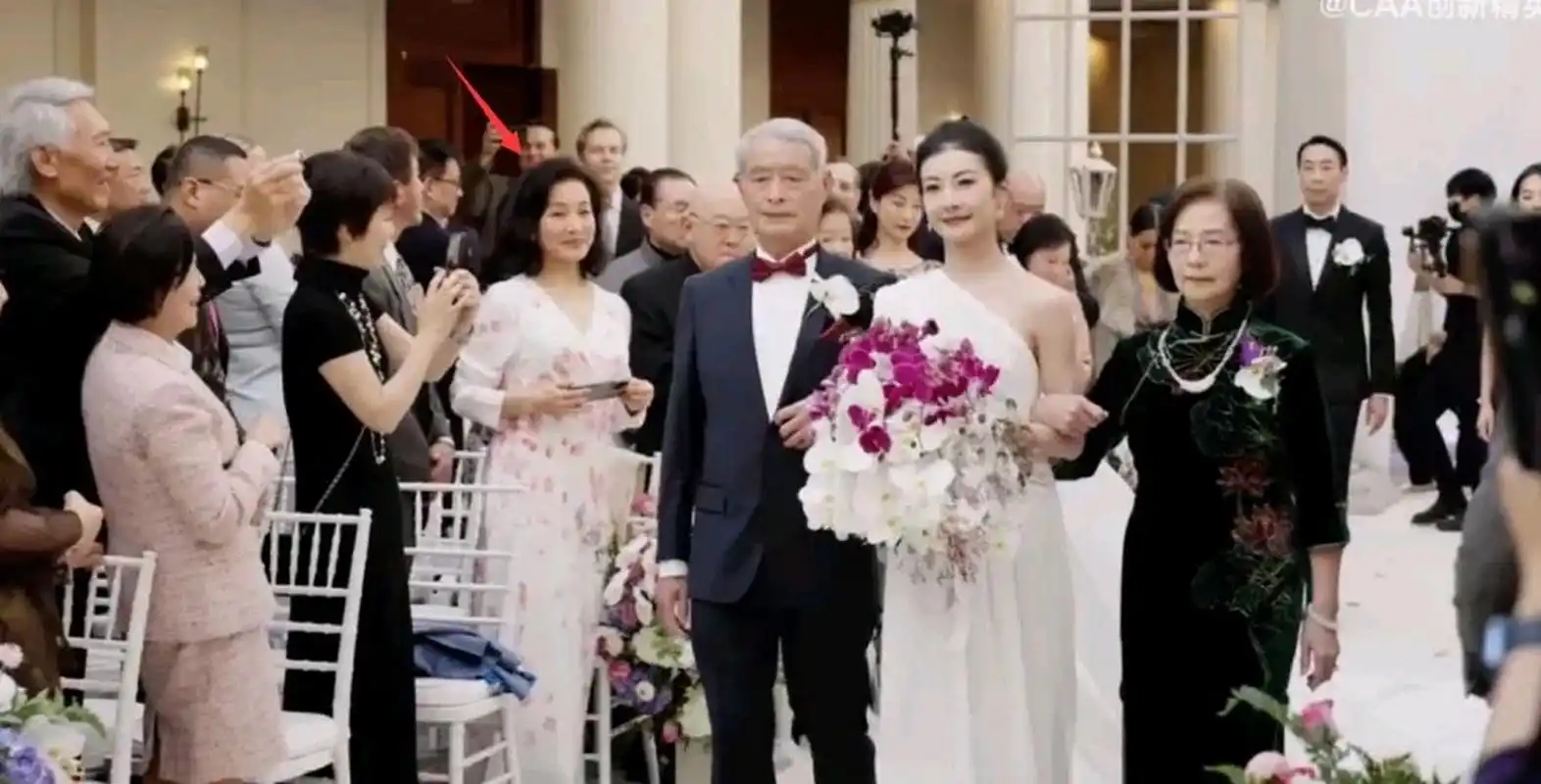 在婚礼晚宴环节,他还与新婚妻子谭元元翩翩起舞,博得台下掌声连连;单