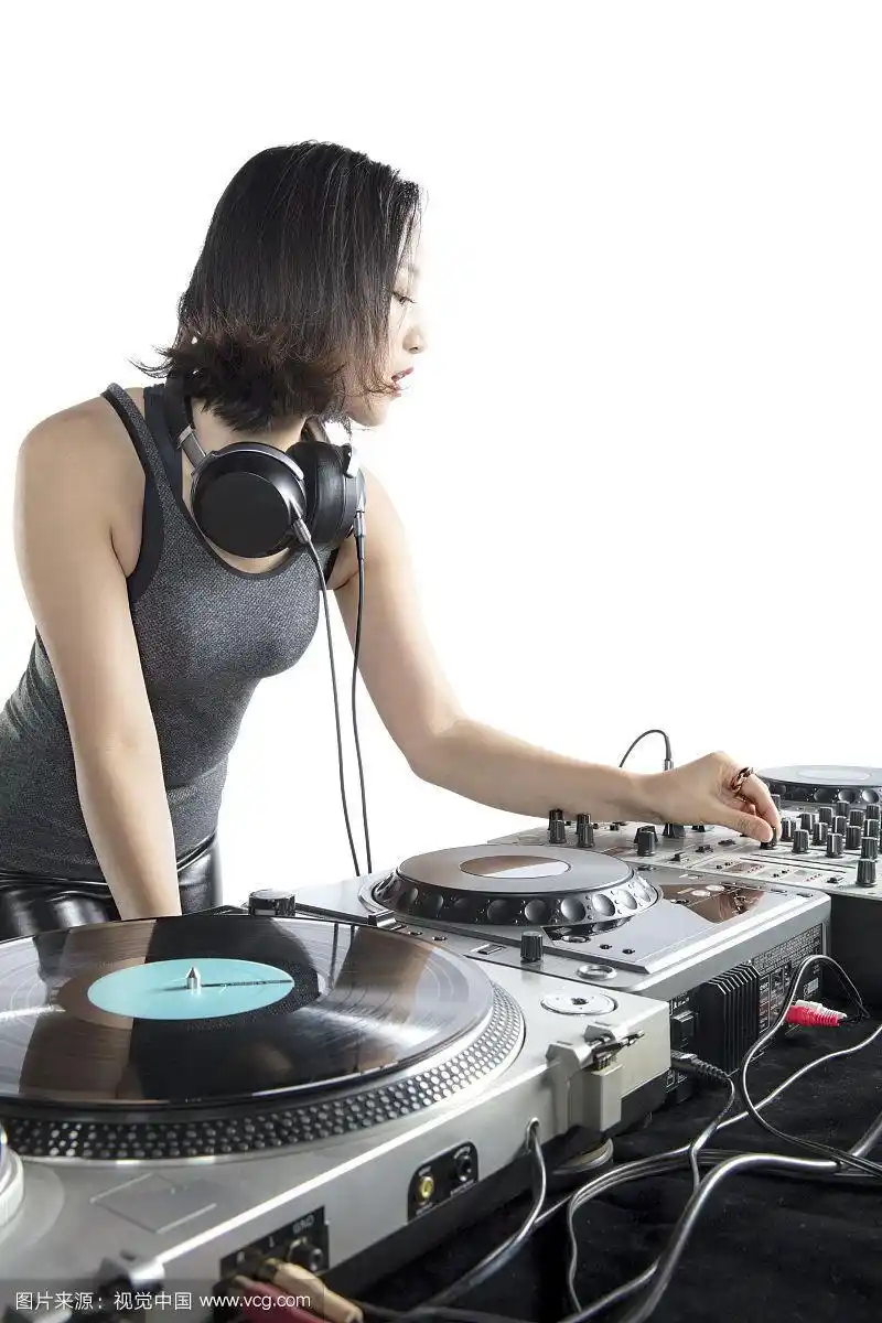 打碟的年轻女dj