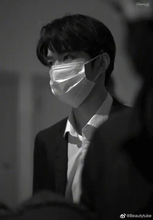 刘耀文百变大咖秀上班饭拍黑色西装单手插兜好绝一男的